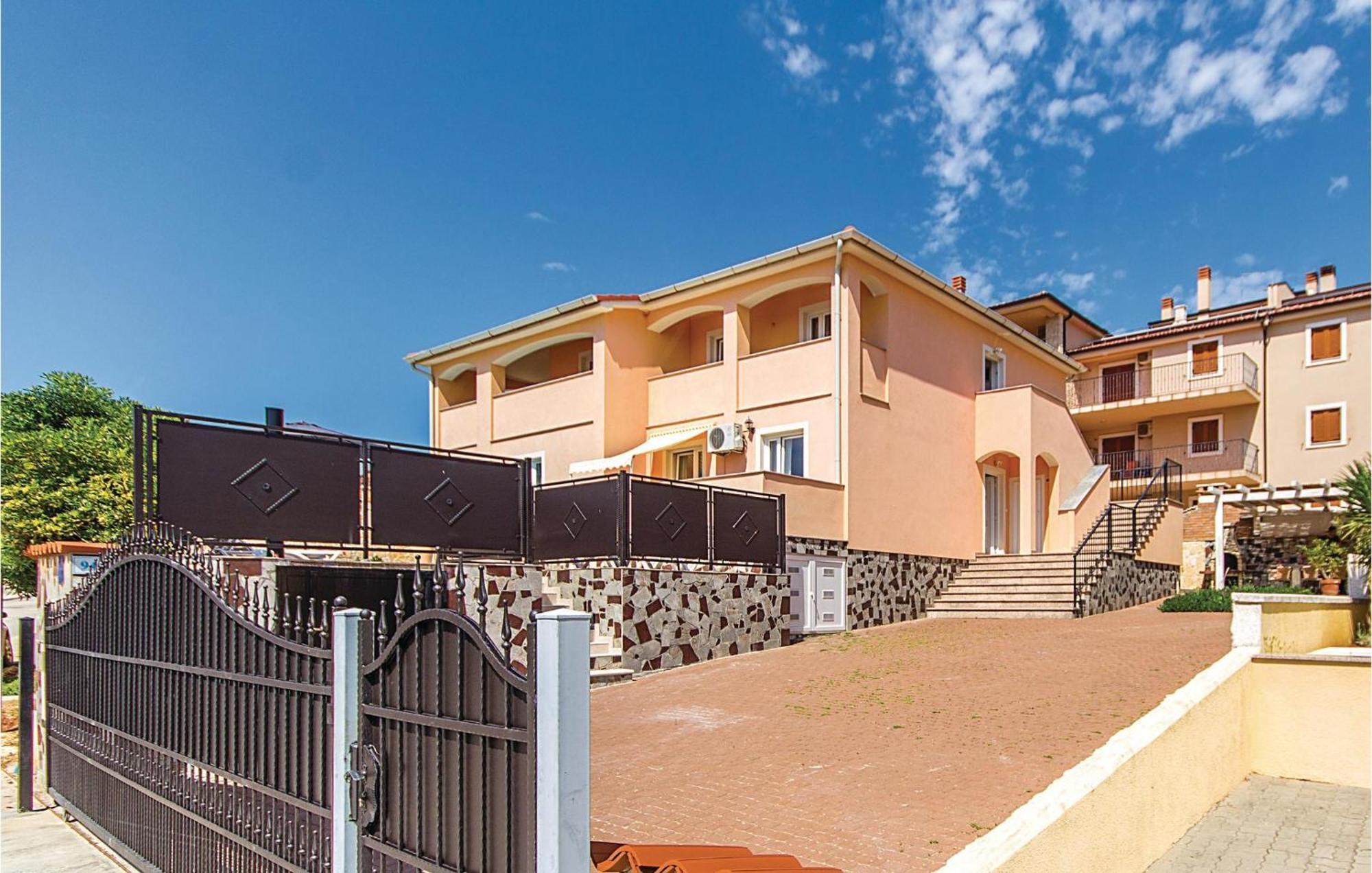 7 Bedroom Stunning Home In Liznjan Exterior photo
